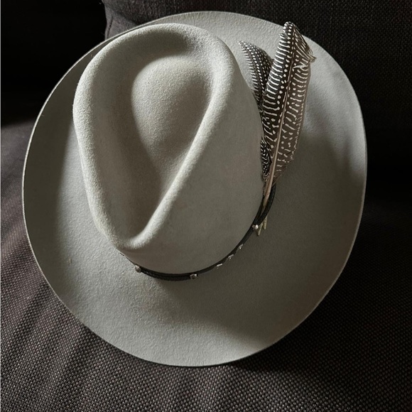 Renegade duster in light gray. 3X Fur blend. 21.5” inner circumference. EUC - Picture 2 of 8